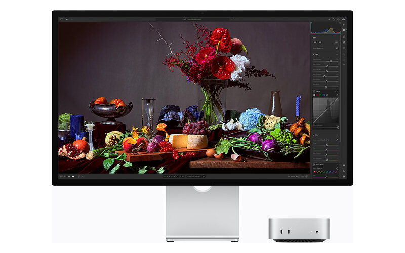 Apple Studio Display se stříbrným stojanem vedle Mac Studia, na displeji úprava fotografie zátiší v Lightroomu
