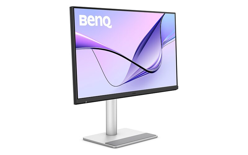 BenQ MA270S s Nano Gloss panelem na stříbrném stojanu, na displeji světlá fialová abstraktní vlna