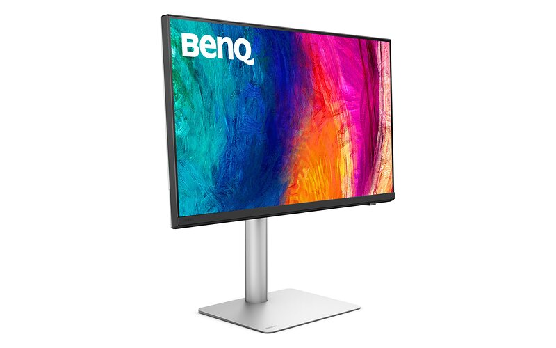 BenQ PD2730S z boku, bílý stojan s výškově nastavitelným sloupkem, na displeji barevná abstraktní grafika