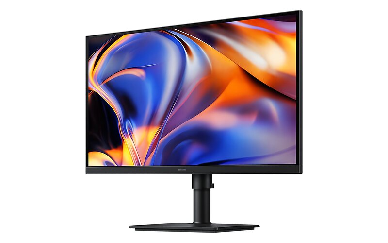 Samsung ViewFinity S8 S80HF v černém provedení pod úhlem, na displeji modrožlutá abstraktní grafika