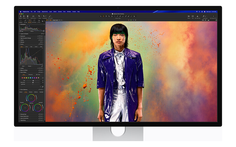 Apple Studio Display XDR na hliníkovém stojanu, na displeji retuš portrétu v Capture One